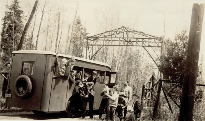 The bus arriving at Half Moon Lake